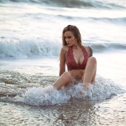 alyssabarbara:  When we focus on gratitude, the tide of disappointment goes out and the tide of love rushes in 🌊❤️ #lessonoftheday  Photo @dreamstatephotos  #alyssabarbara #NewportBeach #California #thismaximlife #mermaid