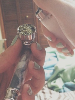 allihavetobeistrue:  chewyeatjader:  allihavetobeistrue:  I have the day off which means painted nails and a nice big bowl with Marilyn 😍😙💨  Love the nail color choice and that piece is looking right too girl.  Aw thanks ☺️💕 