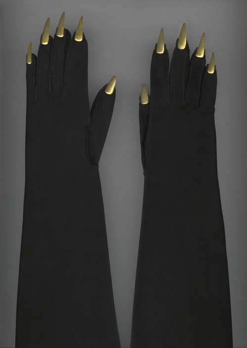 parkerandloulou:Suede gloves with gold metal talons, Elsa Schiaparelli 1936