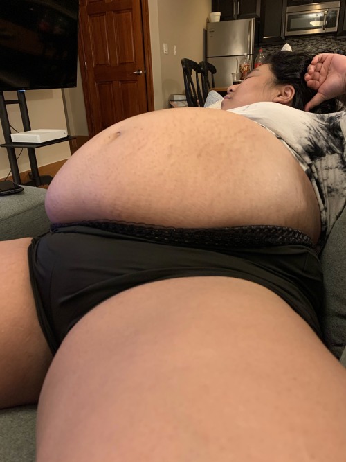 mochiibabiifeedii:  Took a little content break this weekend for my birthday and I ended up binge eating and playing video games for 3 days straight 😅Look how HUGE my gut was at the end of my binge last night… 👀