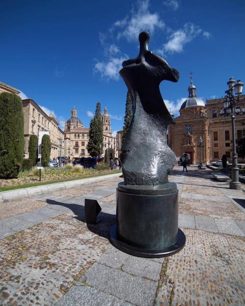 Henry Moore sculptures in Salamanca, by the cathedral #Salamanca #henrymoore #sculpture (at Catedral