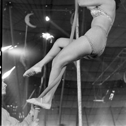 fuckyeahvintage-retro:  The Circus Girls. Florida, 1949 © Nina Leen 