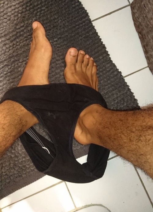 lopeservile: chiennearebeu:  feelix15: AUX PIEDS ET AU SERVICE DES MAÎTRES REBEUX ! Voila la réalité