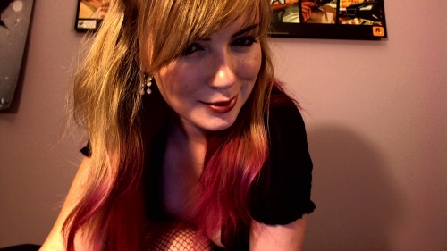 dollyswitch:  blaaaah  You really do have such a beautiful smile and is that a grand theft auto 5 poster I see behind you :)
