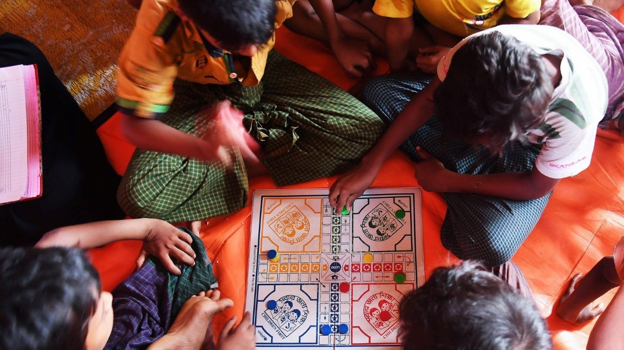 REFUGIADOS EN BANGLADESH. Niños refugiados musulmanes Rohingya asisten a una escuela informal en el campo de refugiados de Balukhali en el distrito de Ukhia de Bangladesh. Más de 600,000 rohingya han huido a Bangladesh de los asesinatos, violaciones...