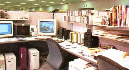 maryokuyummy:The offices of employees at Squaresoft, from Gamest March 15th,1996 issue.