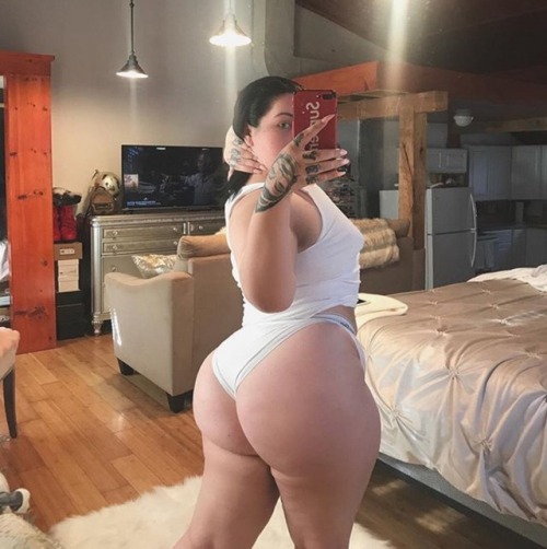 bigbuttsthickhipsnthighs:Sexy Redbone