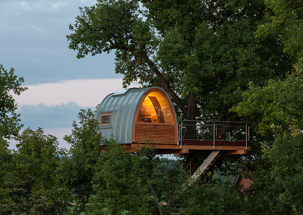 treehauslove:Treehouse around the Oak. A modern treehouse built around an oak tree