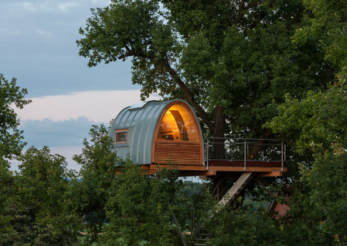 treehauslove:  Treehouse around the Oak. A modern treehouse built around an oak tree by a German architect Andreas Wenning. The treehouse was built 11 meters from the ground and offers some stunning views from the patio. Inside there’s a double bed