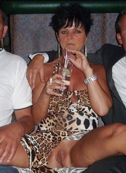 carelessinpublic:Mature lady in a short dress inside a bar and showing her pussy