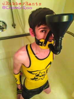 twinktop:  gayboykink:  Damnnn this cutie’s eyes are begging for a reblog, even though I’m not really into the yellow side.    I am! 