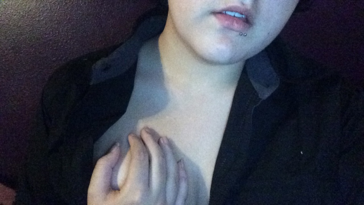 kittenofnature:  Cause button ups are cute!  Kik; tastemyrainbow13