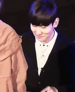 shemchangmin:  Changmin reaction to fans chanting.  Woo yu bical Shim Changmin Saranghaeyo Shim Changmin    خق؟ او تضحكك xD