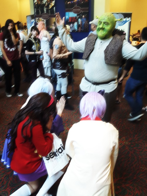 motherfucking-uchihas: roxymorons: motherfucking-uchihas:Praying to the ogrelord He doesn’t have a t