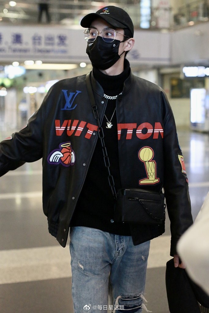 Dylan Wang 1220 on X: In airport. all eyes to Dylan's outfit