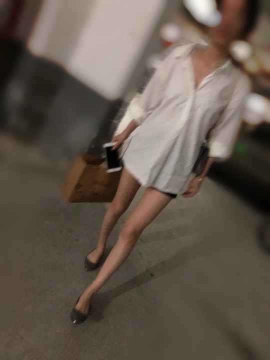 gcfanghua:  今天的美腿  车库随拍