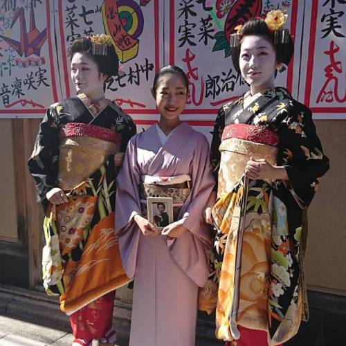 geimei:Today in Miyagawachi: Misedashi of Maiko Toshinana and Toshinami from the Komaya Okiya!Double