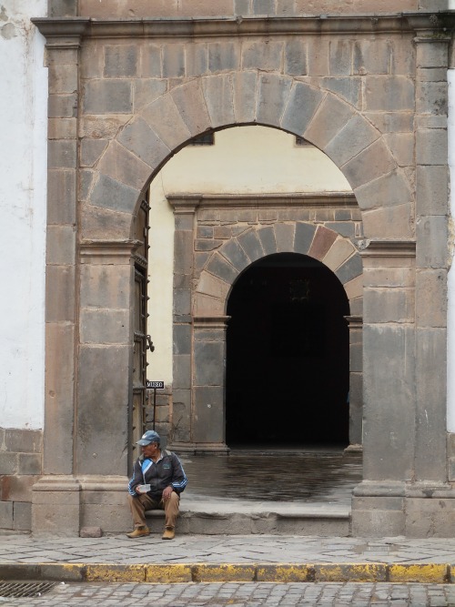 Hombre solicitando limosnas en la puerta de una iglesia, Cuzco, 2017.