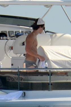 harrystylesdaily:   Never released in full, enjoy these 152 HQs of the boys jet skiing in Miami last year 