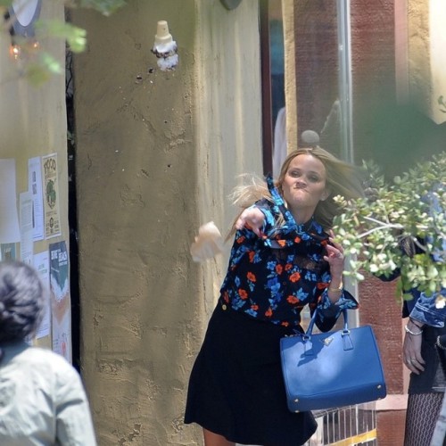 aspirationalbrand:reese witherspoon throwing ice cream at meryl streep on the set of big little lies