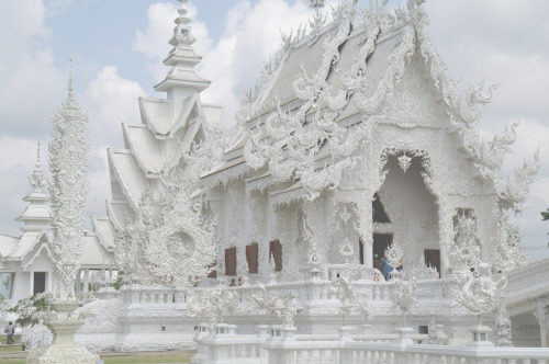 fvrmamentvs: This Buddhist temple in Thailand was built by Buddhist artist Chalermchai Kositpipat in