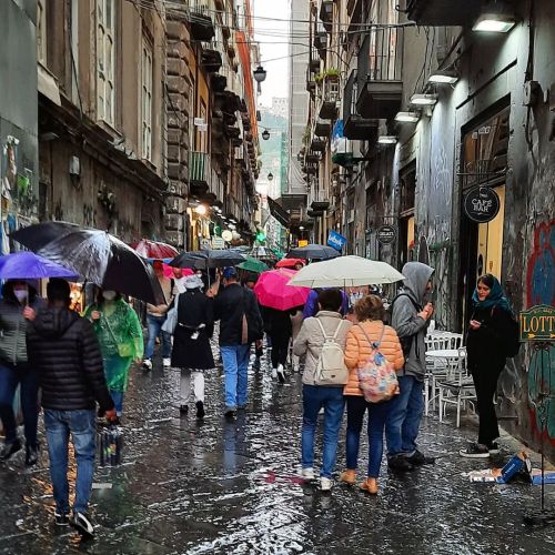 Rainy day in #Naples #Napoli #spaccanapoli #streetphotography #streetlifephotography #umbrella #peop