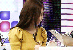 wooshua:  Luhan’s Reaction to Seohyun Playing Mini Piano on Starking 