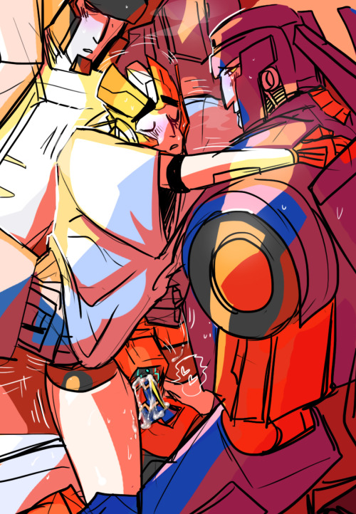 schandbringer:  Polyamory Rung and Skids and Fort Max! Max slowly guiding Rung up and down Skids’ spike! No reason!Also Rung in oversized shirt.