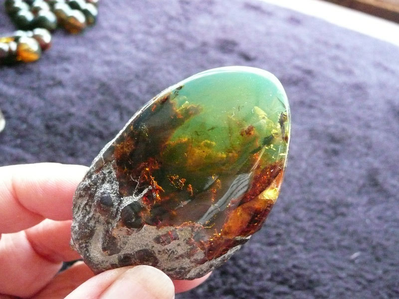 sex-tea-and-rock-n-roll:  fluoresment:  mineralists:  Green Amber (fossilized tree