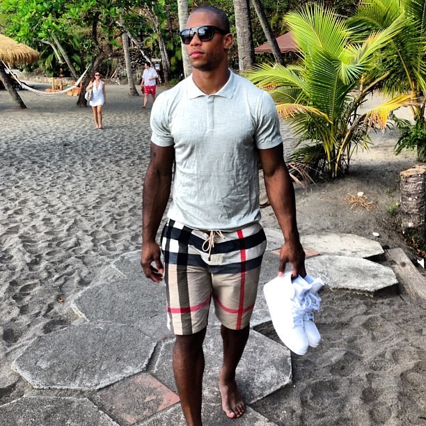 creamgetdamoney:  Victor Cruz. Damn them thick thighs!