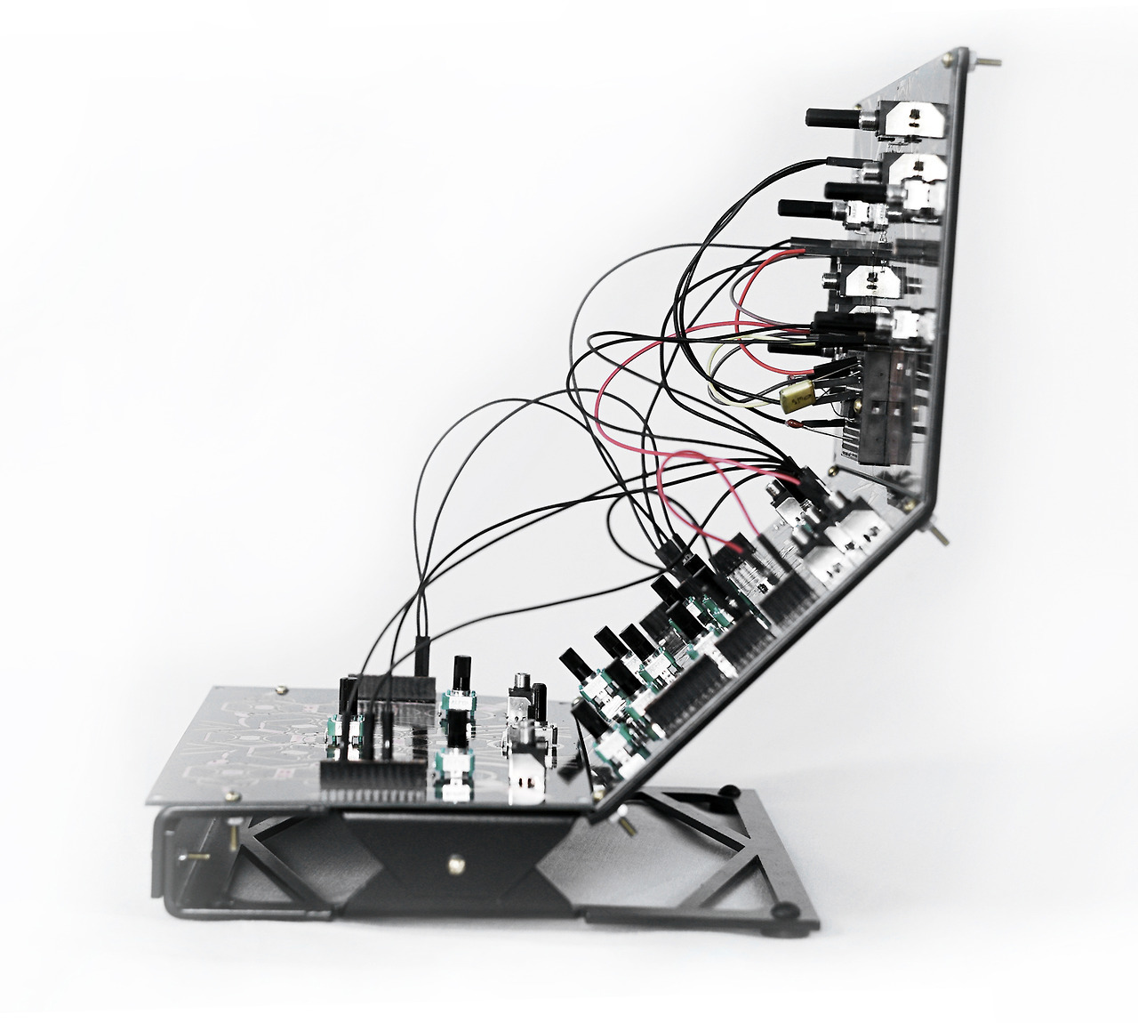 synthface:  http://folktek.com/instruments/symbiotic/mescaline 