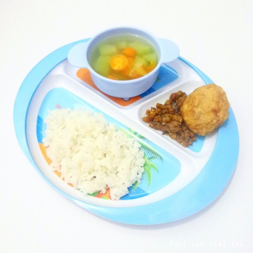 Selamat Siang dari dede yang lagi meler Ini makan siang dede &ldquo; Makan siang sederhana banget 