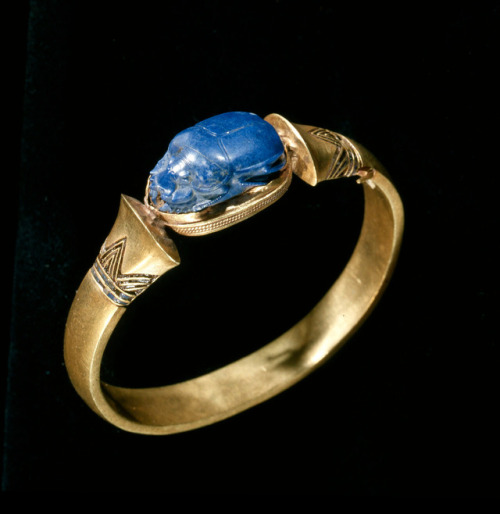 grandegyptianmuseum: Bracelet of Shoshenq IIMade of gold and mounted with a lapis lazuli scarab, fro