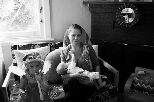 Tired Of Staged Breastfeeding Photos, I Started Shooting It In All Its Beautiful Messiness‘I was tir