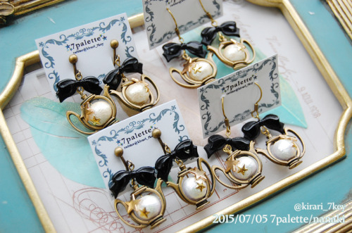 7palette:  11/7　キャラメルキューブAWCお品書き ◆惑星ネックレス(ドーム型ネックレス)×30　※おひとり様お一つでお願いします。◆ハート型イヤリング×各3◆青色の流星ネックレス×5◆夏色のネックレス×5◆ティーポットイヤリング・ピアス×(5種)各1◆王冠ネックレス×5　※若干デザインが異なります。◆泣き虫メガネのネックレス×(3種)各2～3