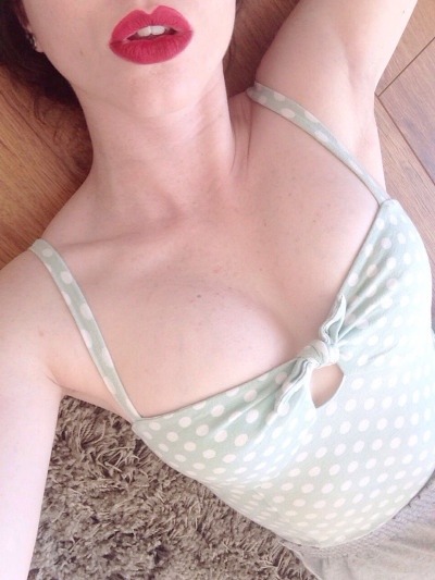angeliquesexyblo:  Being slutty right now!!!