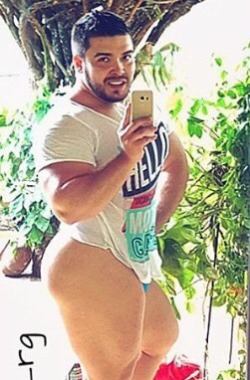 muscleboxtx:  I’m in love with this beautiful, thick man. I FINALLY found him after looking for MONTHS!  Instagram: felip_rg