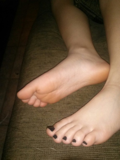its-all-about-the-toes: leiasfeet:Enjoy :)Leia It’s all about the TOES. Alexa doesn’t want