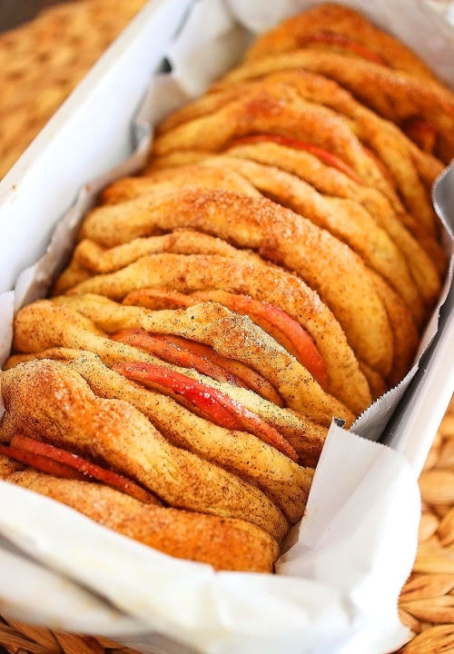 Apple Pie Pull Apart Bread with Vanilla GlazeClick here for the recipe!Click here for more recipes l