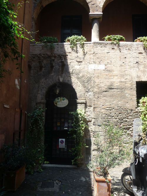 Oldest synagogue in Rome (Vicolo dell’atleta, Trastevere)The synagogue was founded in 11th century b