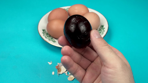 ineffectualdemon:  quietstorm-thundathighs:  nitrosplicer:  lmaonade:  lmaonade:   lmaonade: do you guys wanna see maybe the stupidest most absurd life hack video i’ve ever seen  i cannot take my eyes off this video whenever i start playing it. the