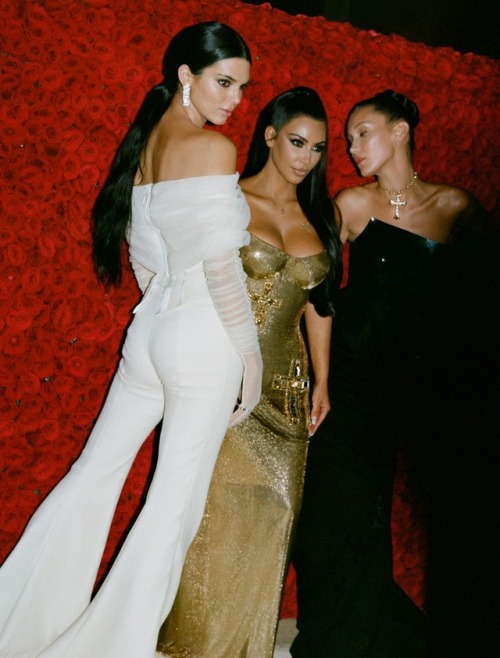 louisvuitttonn - Kim Kardashian West, Kendall Jenner, and Bella...