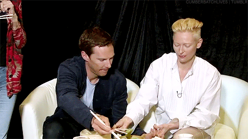 cumberbatchlives:Benedict and Tilda trying chinese food during a interview (x)