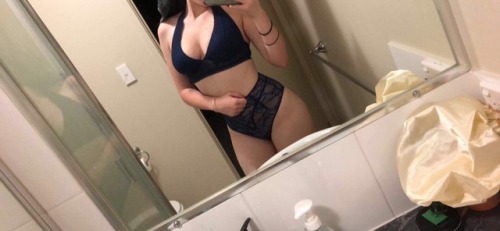 Everyone loves a teen in lingerie selfie ❤️