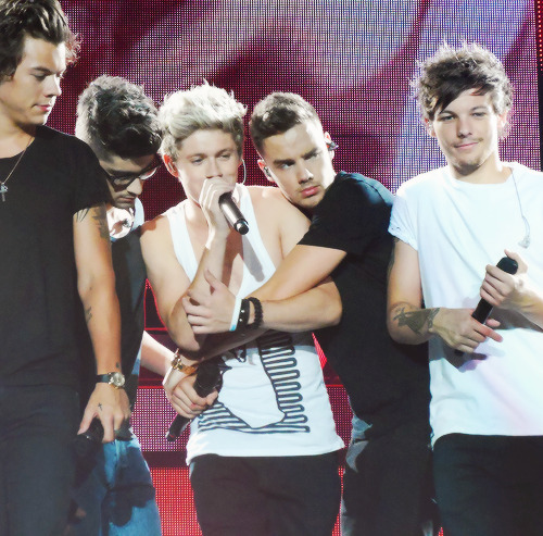  Liam’s reaction when a fan screamed Niall is mine. 
