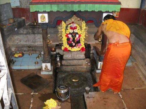 Kamandala Ganapati Temple in Keseve, Karnataka, with a water foutain in front the icon.
