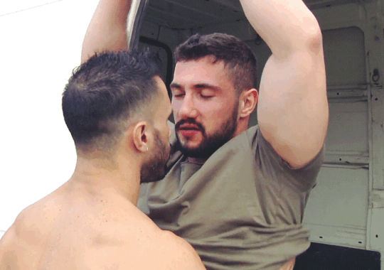 krees-adiccion: krees-adiccion:   WoOw que apetitoso se ve eso 😍   Él sabe lo