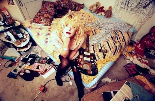 missisanfi:  Pregnant Courtney Love photographed by Alan Levenson in her and Kurt Cobain’s apartment, Los Angeles 1992 