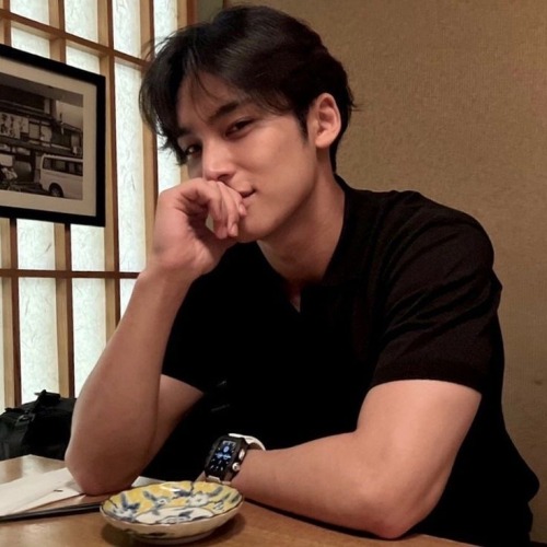 Watching A Scary Movie With Gyu But Youre Used To Watching Scary Movies So You Just Watch With A Straight