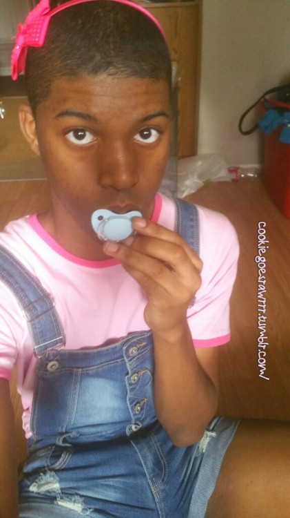 cookiegoesrawrrr:  Serious oral fixation and a love for bibs 👶🍼💝  Get 5% off any purchase from @onesiesdownunder by using the discount code “Cookiegoesrawrr” 💝 